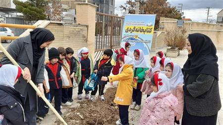 کاشت درخت توسط کودکان
